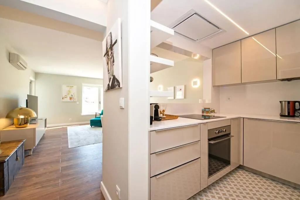 Apartment Av. Da Liberdade Comfortable Apt With Balcony Lisbon